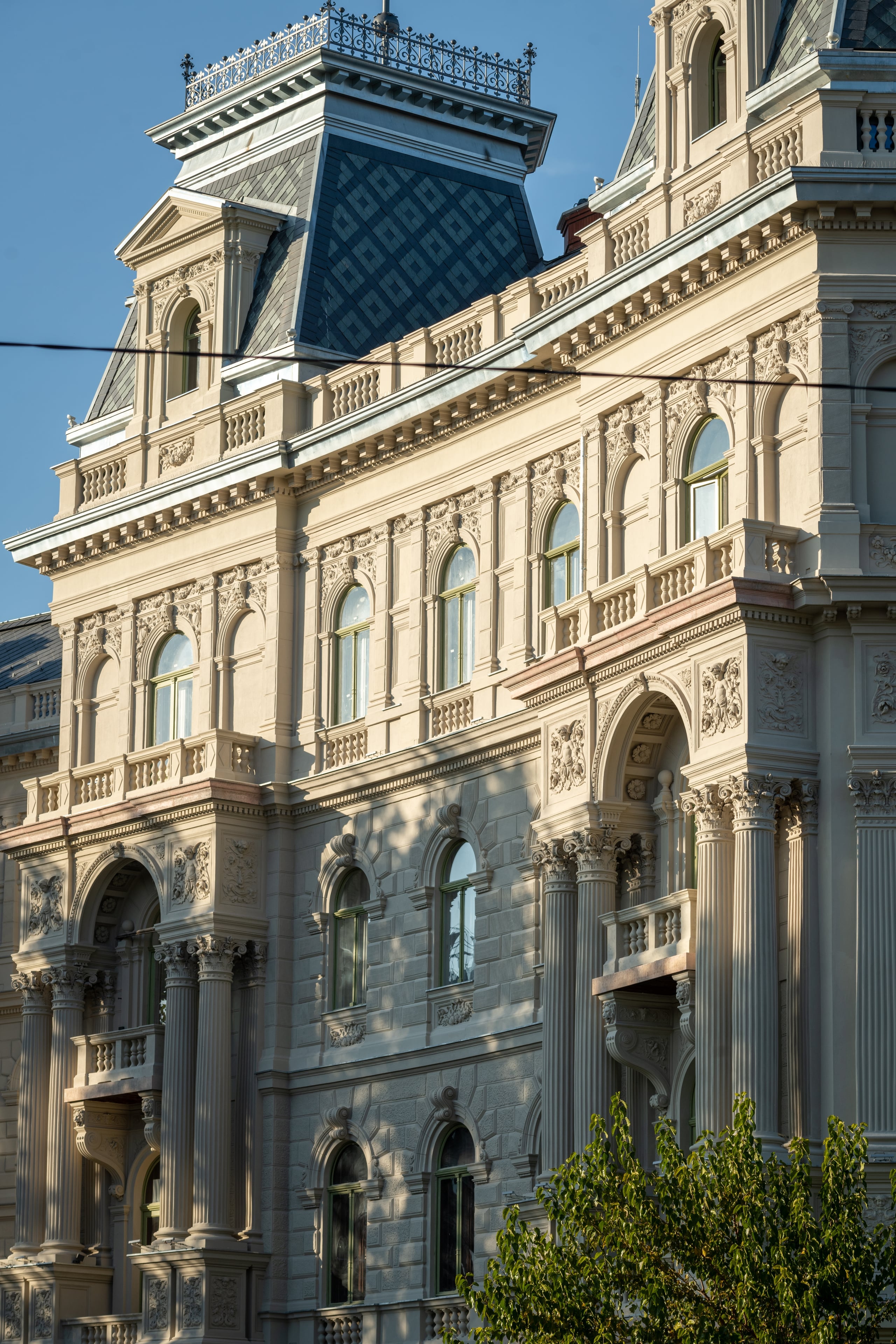 Hübner Udvar - Architectural element